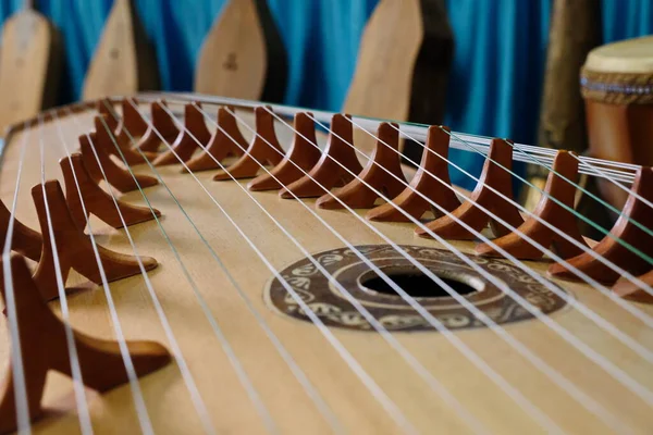 Almaty / Kazakistan - 06.17.2020: Ahşaptan yapılmış Kazak ulusal müzik enstrümanları için atölye. Parçaları kesme, birleştirme ve boyama.