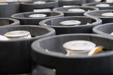 Almaty / Kazakistan - 02.14.2019: Bira üretimi için bitki. Konteynırlar fermantasyon ve pişirme sürecinde..