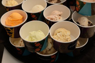 Almaty / Kazakistan - 08.08.2018: Farklı dolgu ve lezzetlerde dondurma satan dükkanlar.