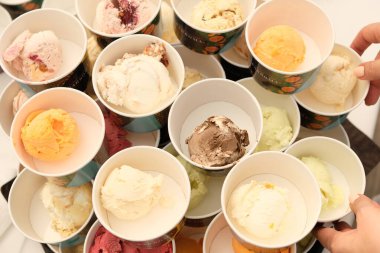 Almaty / Kazakistan - 08.08.2018: Farklı dolgu ve lezzetlerde dondurma satan dükkanlar.