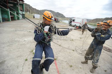 Almaty / Kazakistan - 05.26.2011: Kurtarma ekibi için eğitim kampı. Çalışanlara dağ koşullarında ortak eylemler hakkında talimat verilir