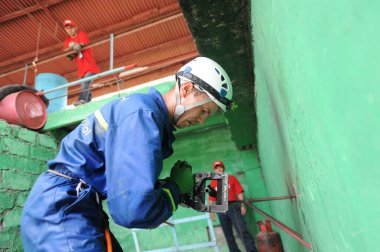 Almaty / Kazakistan - 05.26.2011: Kurtarma ekibi için eğitim kampı. Çalışanlara dağ koşullarında ortak eylemler hakkında talimat verilir