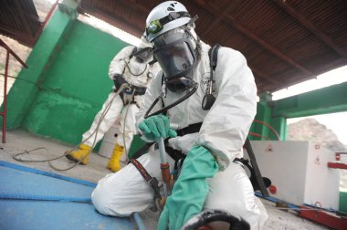 Almaty / Kazakistan - 05.26.2011: Kurtarma ekibi için eğitim kampı. Çalışanlara dağ koşullarında ortak eylemler hakkında talimat verilir