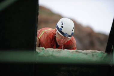 Almaty / Kazakistan - 05.26.2011: Kurtarma ekibi için eğitim kampı. Çalışanlara dağ koşullarında ortak eylemler hakkında talimat verilir