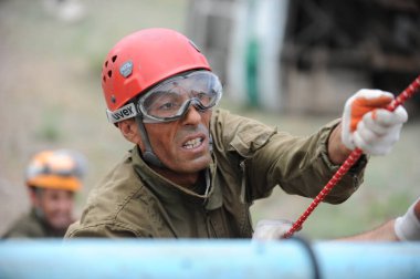 Almaty / Kazakistan - 05.26.2011: Kurtarma ekibi için eğitim kampı. Çalışanlara dağ koşullarında ortak eylemler hakkında talimat verilir