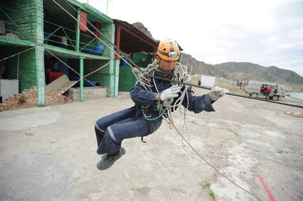 Almaty Kazachstan 2011 Opleidingskamp Voor Reddingsdienst Werknemers Worden Geïnstrueerd Gezamenlijke — Stockfoto