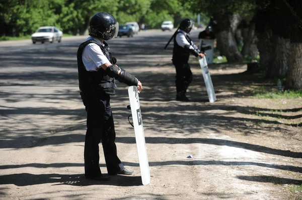 Almaty Kazahsztán 2011 Rendőrségi Ellenőrzőpont Egy Különleges Egység Védi Területet — Stock Fotó