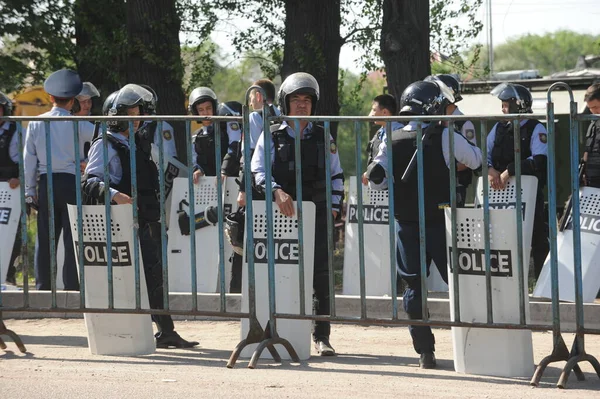 Almaty Kazajstán 2011 Puesto Control Policial Una Unidad Especial Protege —  Fotos de Stock