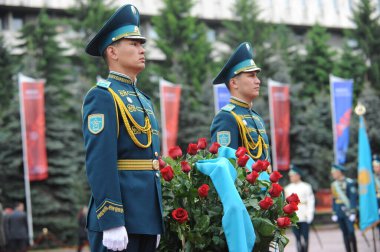 Almaty / Kazakistan - 05.09.2011: Büyük zafer gününün kutlanması - 9 Mayıs Panfilov 'un 28 kahramanını şehir merkezine park et.