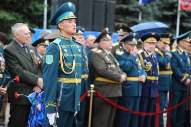 Almaty / Kazakistan - 05.09.2011: Büyük zafer gününün kutlanması - 9 Mayıs Panfilov 'un 28 kahramanını şehir merkezine park et.