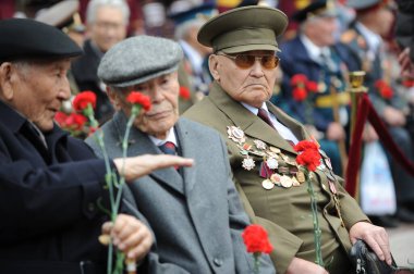 Almaty / Kazakistan - 05.09.2011: Büyük zafer gününün kutlanması - 9 Mayıs Panfilov 'un 28 kahramanını şehir merkezine park et.