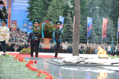 Almaty / Kazakistan - 05.09.2011: Büyük zafer gününün kutlanması - 9 Mayıs Panfilov 'un 28 kahramanını şehir merkezine park et.