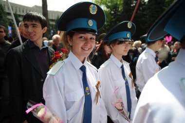 Almaty / Kazakistan - 05.09.2011: Büyük zafer gününün kutlanması - 9 Mayıs Panfilov 'un 28 kahramanını şehir merkezine park et.