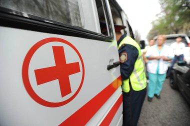 Almaty / Kazakistan - 04.15.2011: Ambulans ve polis memuru yolda. Trafik kazası mağdurlarına yardım