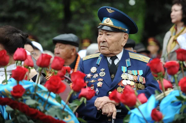 Almaty / Kazakistan - 05.09.2011: Büyük zafer gününün kutlanması - 9 Mayıs Panfilov 'un 28 kahramanını şehir merkezine park et.