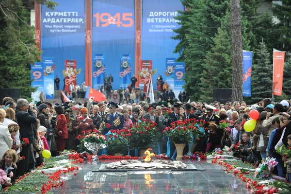 Almaty / Kazakistan - 05.09.2011: Büyük zafer gününün kutlanması - 9 Mayıs Panfilov 'un 28 kahramanını şehir merkezine park et.