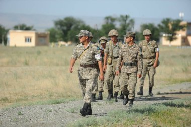 Almaty bölgesi / Kazakistan - 06.16.2011: Keskin nişancılar arasında askeri eğitim. Askerlerin eylemlerini açık alandaki muharebe operasyonlarında uygulamak..