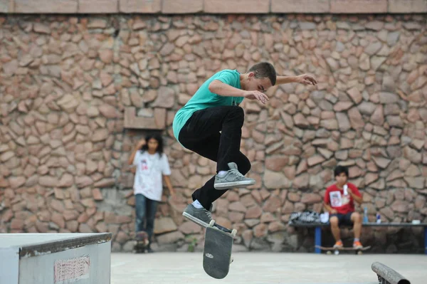 アルマトイ カザフスタン 2011 ティーンエイジャーはスケートボードに乗って 道路のさまざまなセクションでトリックを学びます — ストック写真