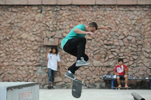 Almaty Kazachstan 2011 Nastolatki Jeżdżą Deskorolkach Uczą Się Sztuczek Różnych — Zdjęcie stockowe