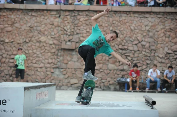 Almaty Cazaquistão 2011 Adolescentes Montam Skates Aprendem Truques Diferentes Seções — Fotografia de Stock