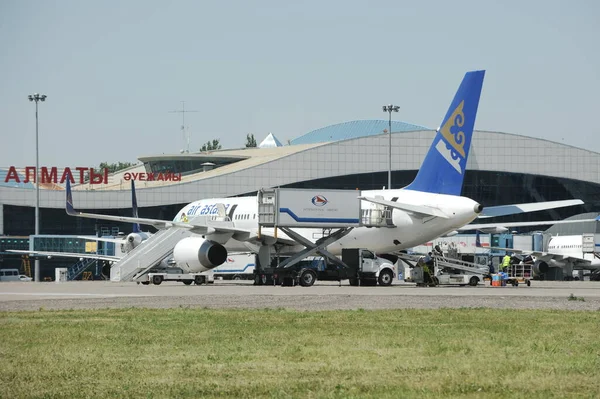 Almaty Kazajstán 2011 Aviones Air Astana Pie Frente Entrada Del — Foto de Stock