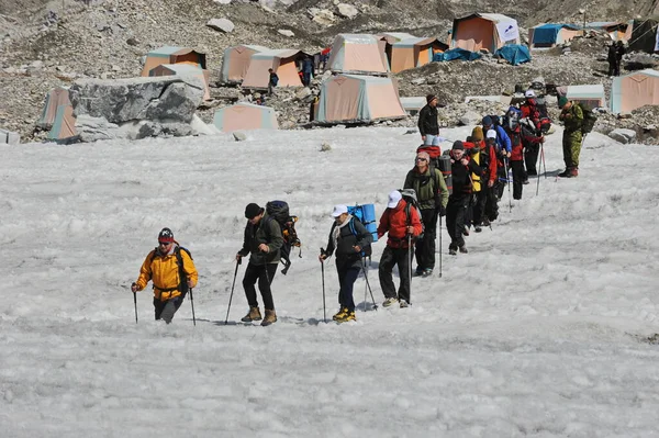 Khan Tengri / Kazakistan - 07.27.2011: Tırmanışçılar Khan Tengri dağının eteklerine giderler. Zirveye yükselişin başlangıcı.