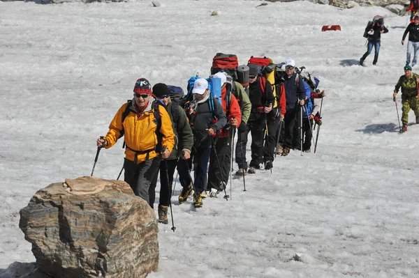 Khan Tengri / Kazakistan - 07.27.2011: Tırmanışçılar Khan Tengri dağının eteklerine giderler. Zirveye yükselişin başlangıcı.