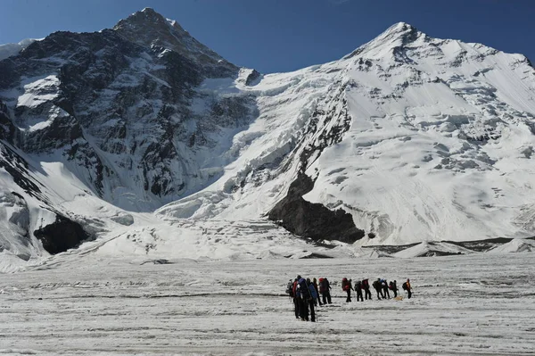 Khan Tengri Kazajstán 2011 Los Escaladores Van Pie Montaña Khan — Foto de Stock