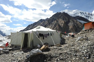 Khan Tengri / Kazakistan - 07.27.2011: Gece için çadırlar. Khan Tengri dağının eteklerindeki dağcı kampı..