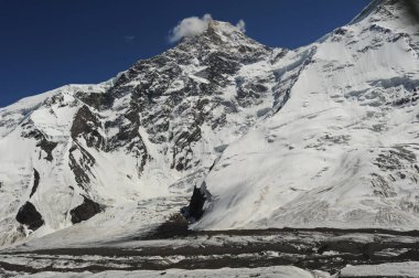 Khan Tengri tepesi ve Tien Shan tepeleri üç ülkenin sınırında: Kazakistan, Kırgızistan ve Çin.
