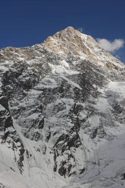 Khan Tengri tepesi ve Tien Shan tepeleri üç ülkenin sınırında: Kazakistan, Kırgızistan ve Çin.