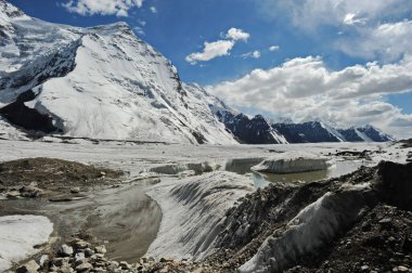 Han Tengri dağının eteğindeki kar katmanlarının ve buzulların erimesi.