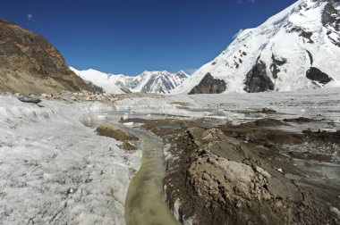 Han Tengri dağının eteğindeki kar katmanlarının ve buzulların erimesi.