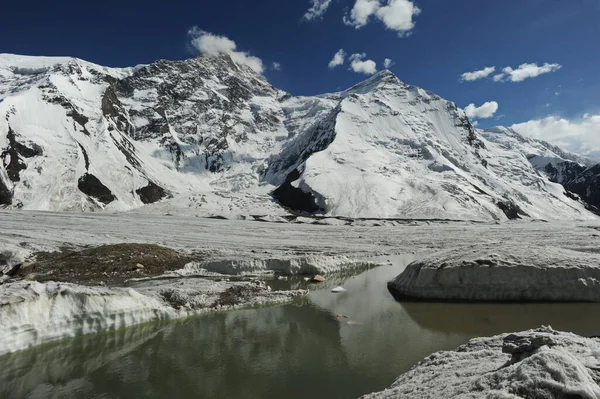 Derretimiento Capas Nieve Glaciares Pie Montaña Khan Tengri — Foto de Stock