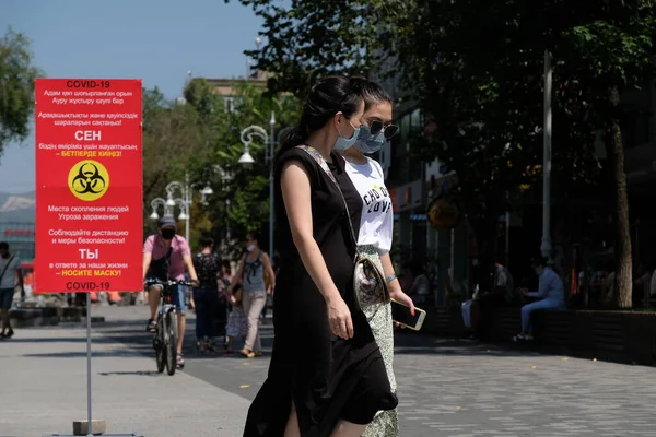 Almaty Καζακστάν Άνθρωποι Περπατούν Στους Κεντρικούς Δρόμους Κατά Διάρκεια Της — Φωτογραφία Αρχείου