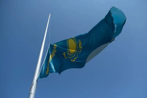 Государственный Флаг Республики Казахстан Летит Против Неба — стоковое фото