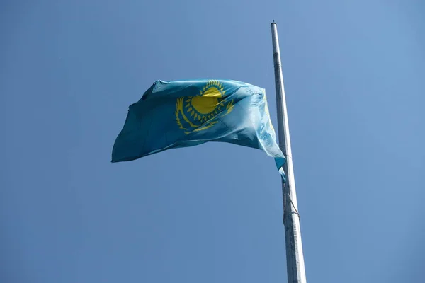 Государственный Флаг Республики Казахстан Летит Против Неба — стоковое фото