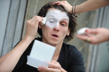 Almaty / Kazakistan - 07.13.2011: Pandomim aktörü sahne almaya hazırlanıyor.