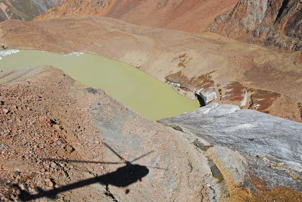 Sombra Helicóptero Território Lago Moraine Manshuk Mametova Lago Está Localizado — Fotografia de Stock