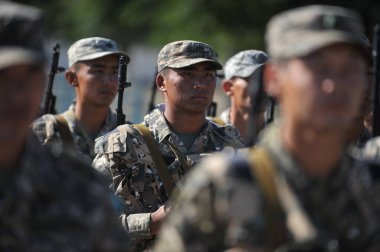 Almaty / Kazakistan - 09.06.2011: Keskin nişancılar arasında askeri tatbikat. Manga birbiri ardına dizilmiş..