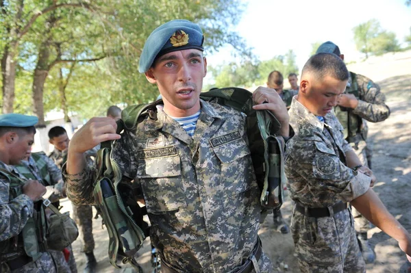 Almaty Kazakhstan 2011 Sekelompok Tentara Dikirim Tempat Latihan Militer — Stok Foto
