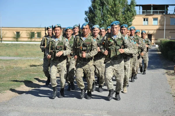 Almaty Kazachstan 2011 Grupa Żołnierzy Zostaje Wysłana Miejsce Ćwiczeń Wojskowych — Zdjęcie stockowe