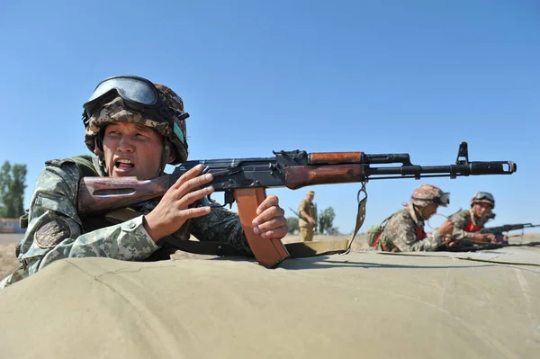 Almaty Kazahsztán 2011 Mesterlövészek Katonai Gyakorlatai Nyílt Terepen Katonák Tüzelési — Stock Fotó