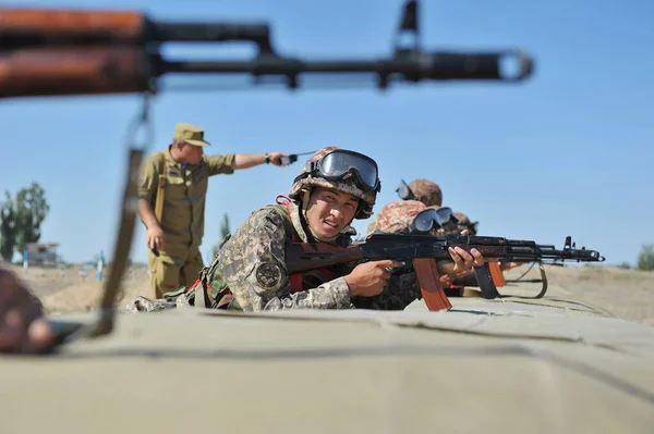 Almaty Kazahsztán 2011 Mesterlövészek Katonai Gyakorlatai Nyílt Terepen Katonák Tüzelési — Stock Fotó