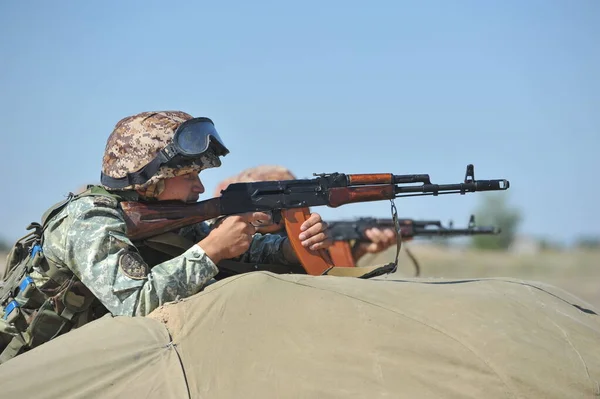 Almaty Kazakstan 2011 Militära Övningar Krypskyttar Ett Öppet Fält Soldater — Stockfoto