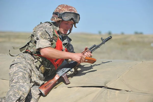 Almaty Kazakhstan 2011 Military Exercises Snipers Open Field 射击阵地上的士兵 — 图库照片