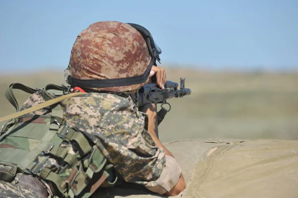 Almaty Kazakhstan 2011 Military Exercises Snipers Open Field 射击阵地上的士兵 — 图库照片