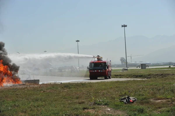 Almaty Kazajstán 2011 Capacitación Bomberos Aeropuerto Equipo Rescate Localiza Fuego —  Fotos de Stock