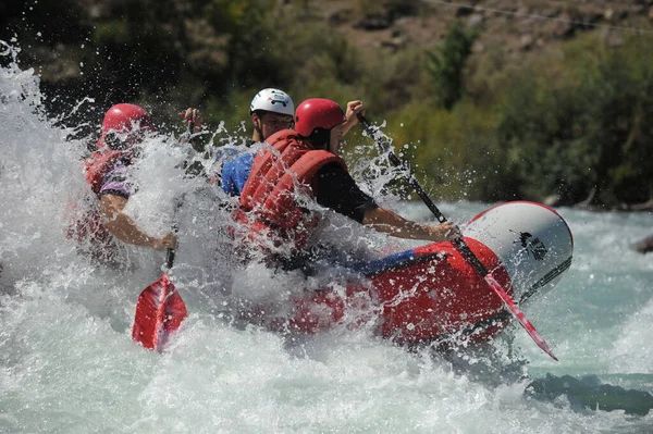 Almaty Kazakhstan 2011 Rafting Mountain River Raft Inflatable Boats 一群人随波逐流地控制船桨 — 图库照片