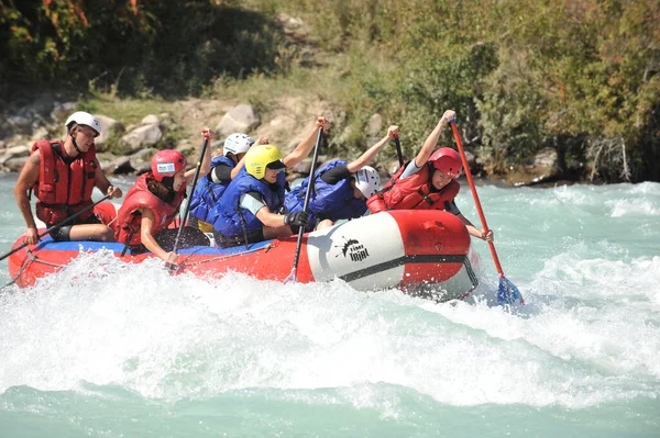 Almaty Kazakhstan 2011 Rafting Mountain River Raft Inflatable Boats 一群人随波逐流地控制船桨 — 图库照片